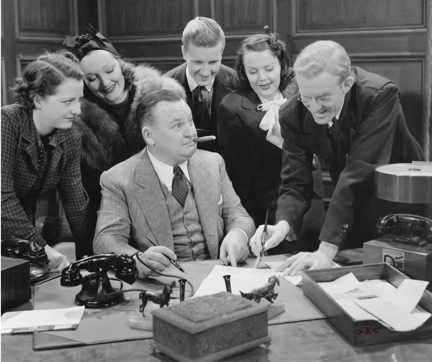 Illustration d'un club deal - Groupe d'hommes et femmes qui vont signer un contrat - Extrait vieux film noir et blanc